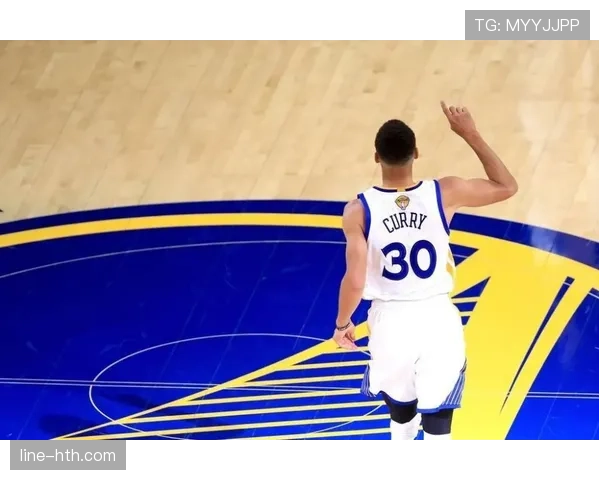 刷到邹敬园的生活照，吃个零食都这么讲究，感觉咱们不是一个世界的人